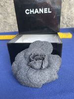 Chanel Brosche Kamelie grau mit Originalbox gebraucht