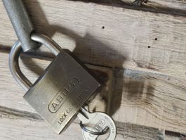 Aus Hausräumung: Türriegel mit Schloss
