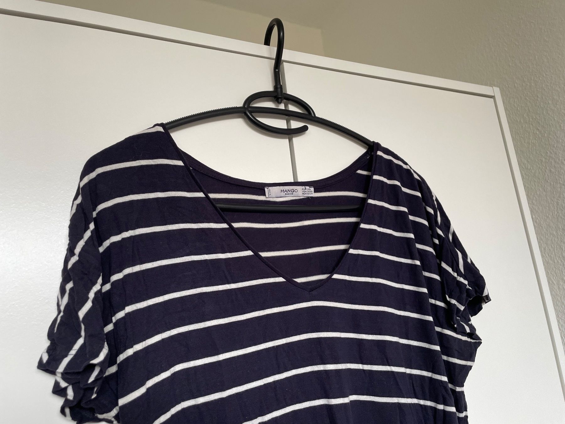 Mango T-shirt: T-shirt Mango – Usato da Basel venduto da Robyn20 3