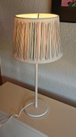 Tischlampe mit farbigem Schirm