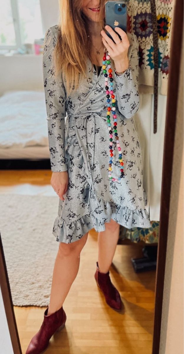 Ganni Kleider: Ganni Wickelkleid silber – Gebraucht aus Zürich von Kontingo