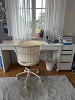 Schreibtisch inklusive Stuhl und Rollcontainer