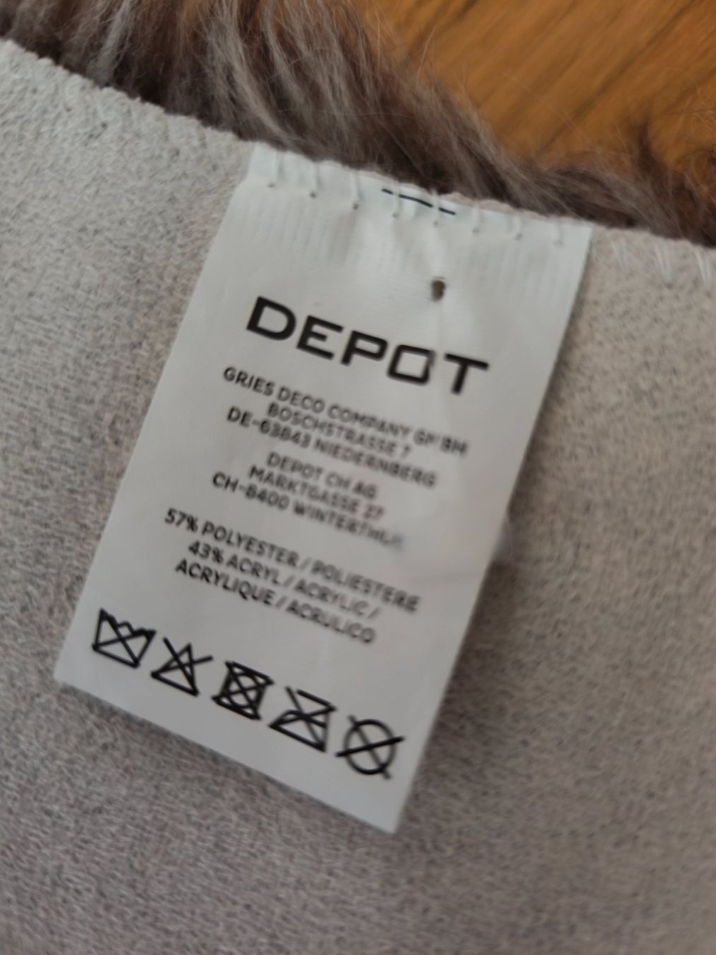 Teppiche: Kunstfell /  Fell / Bettvorlage von DEPOT Braun – Neu und originalverpackt aus Uster von zebralino 2