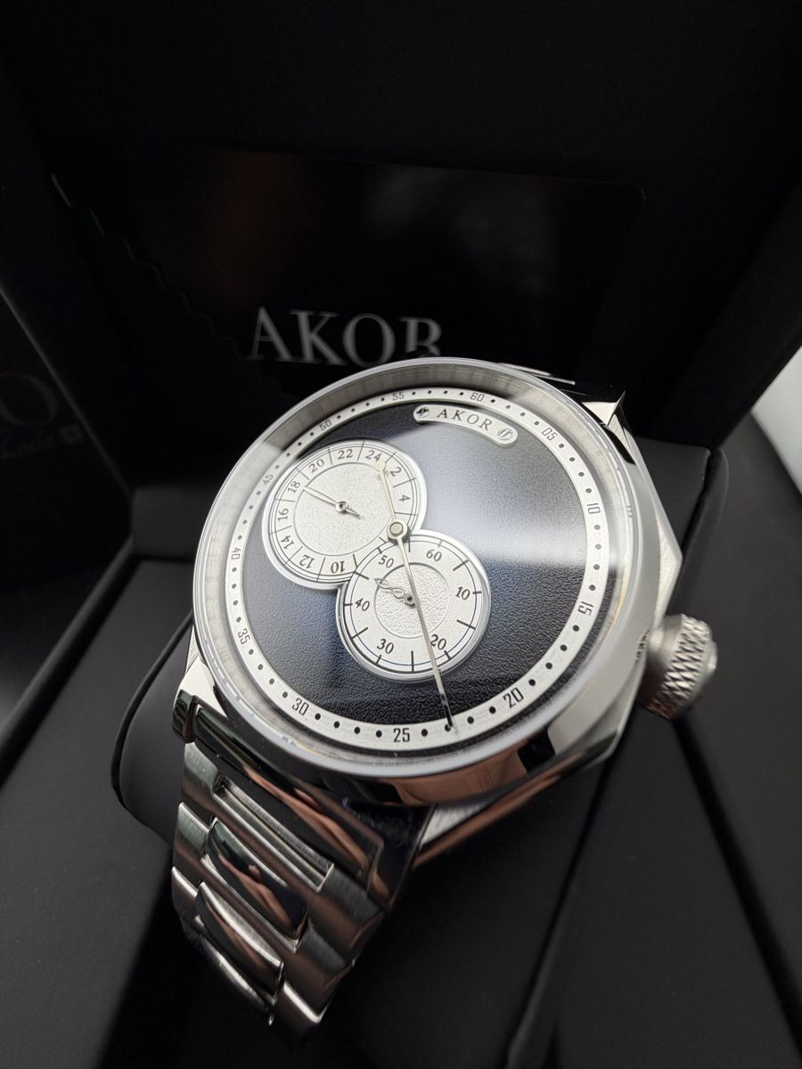 Orologi: Montre AKOR Régulateur Bleu Le Locle Neuf Full Set – Nuovo e nell'imballaggio originale da Neuchâtel venduto da TopChrono24