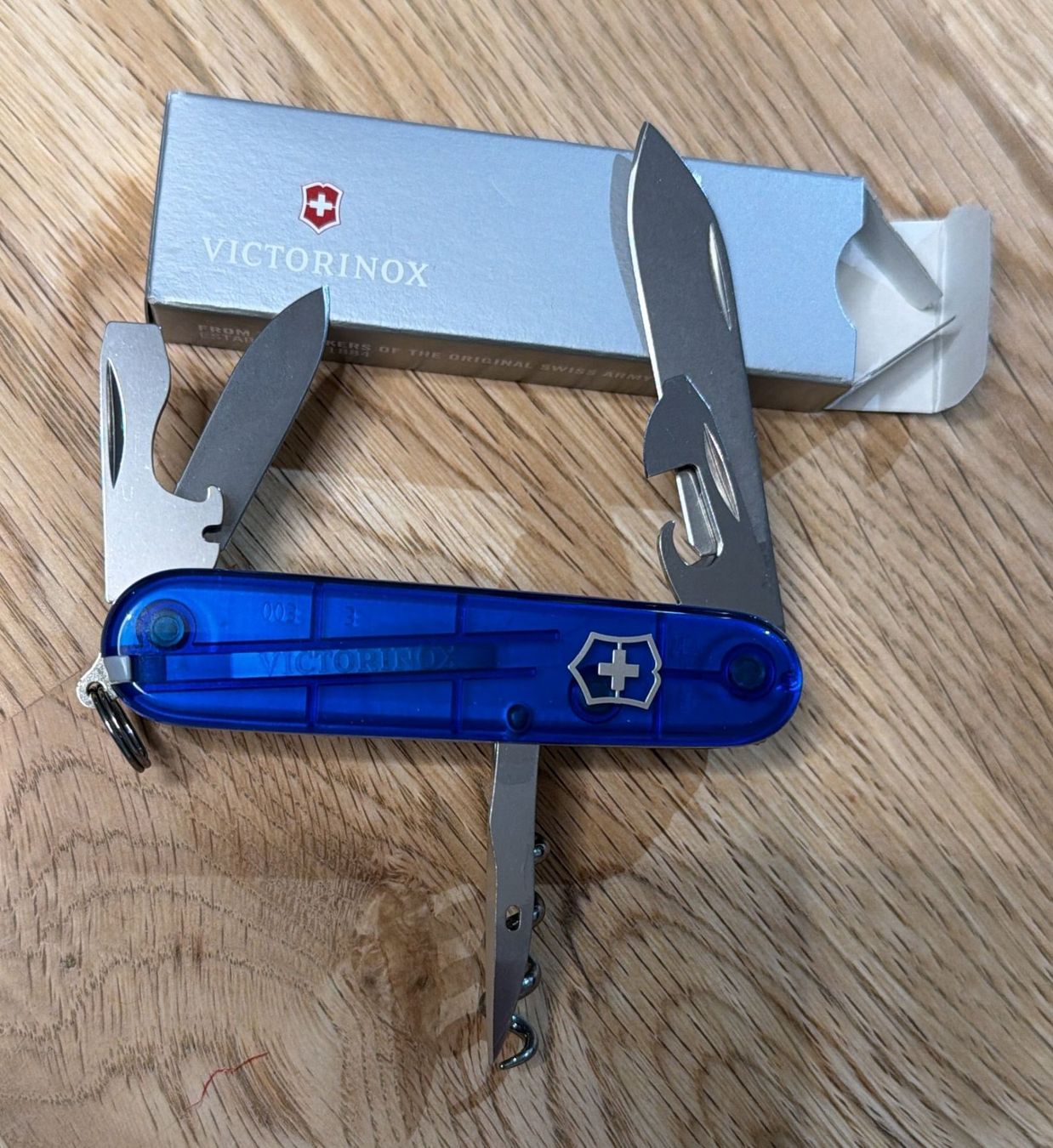 Victorinox Couteaux de poche: VICTORINOX SACKMESSER TRANSPARENT BLAU – Neuf avec emballage d'origine à Zürich par Frei-Occasionen