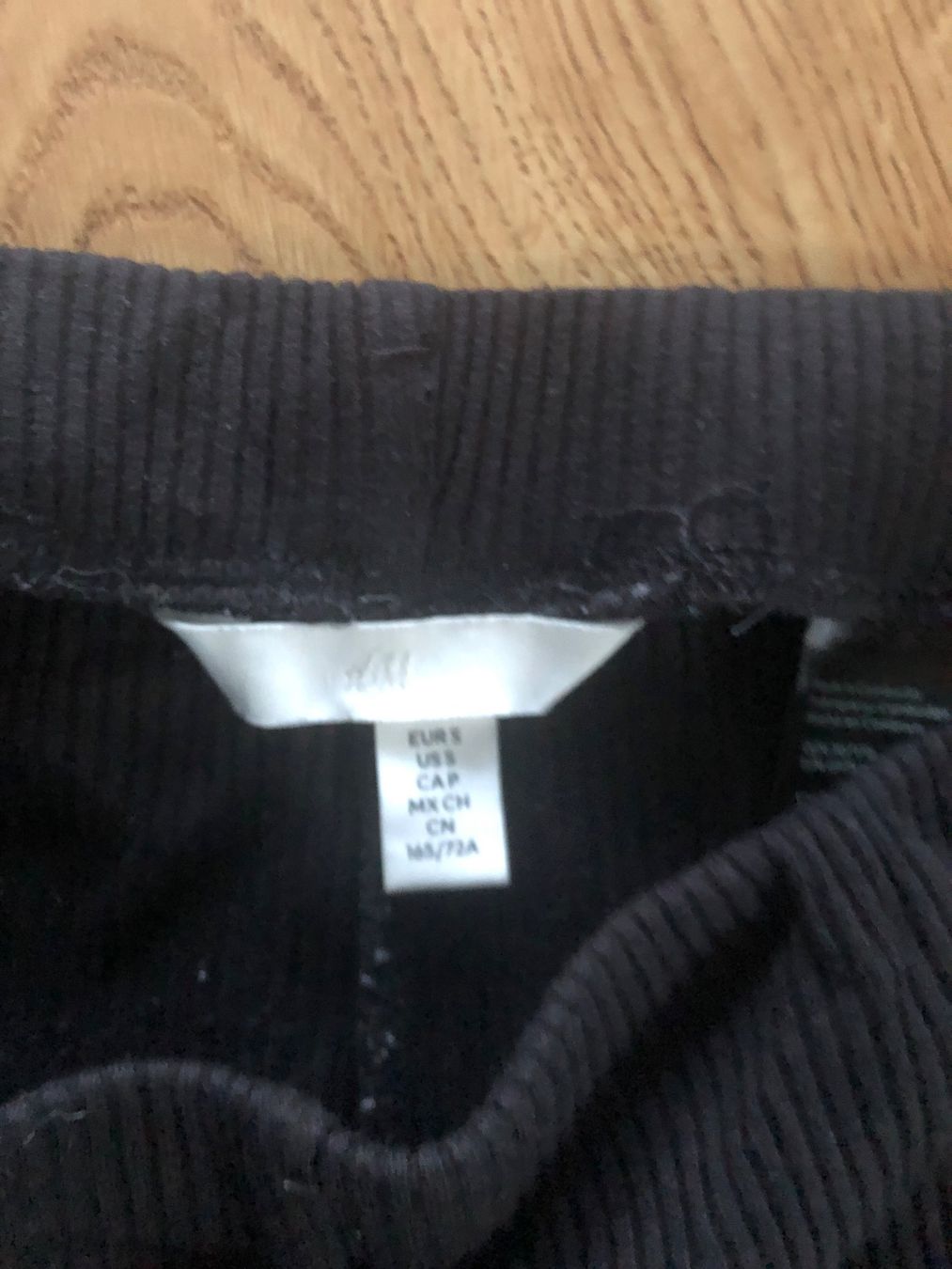 H&M Pantaloni: STOFFHOSE S H&M schwarz – Usato da Wattwil venduto da jopara 1