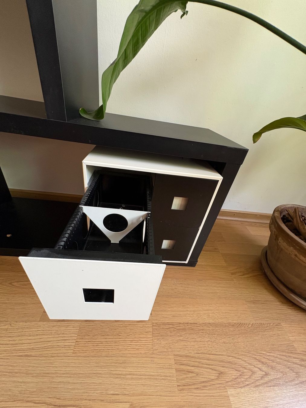 Regale: CD REGAL SCHWARZ WEISS – Gebraucht aus Otelfingen von Parametha 1
