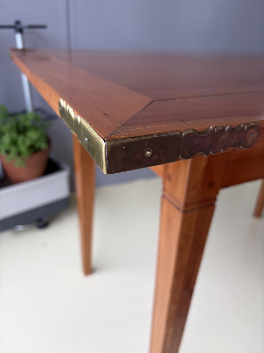 Tables: Antiker Holztisch mit Messingecken – D'occasion à Belp par Fam_Beutler