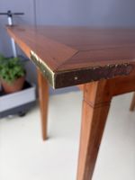Antiker Holztisch mit Messingecken