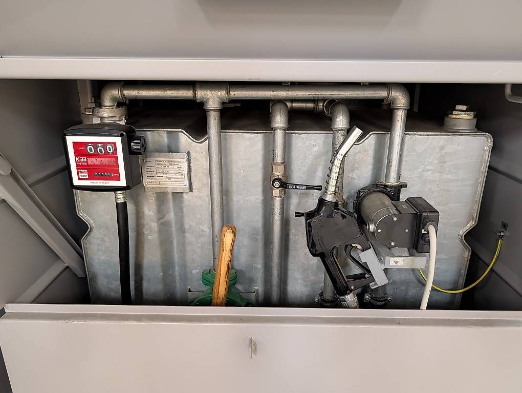 Sonstiges Fahrzeugzubehör: Dieseltankstelle 2000L mit Handhebelpumpe – Gebraucht aus Hefenhofen von LieberherrAG 5