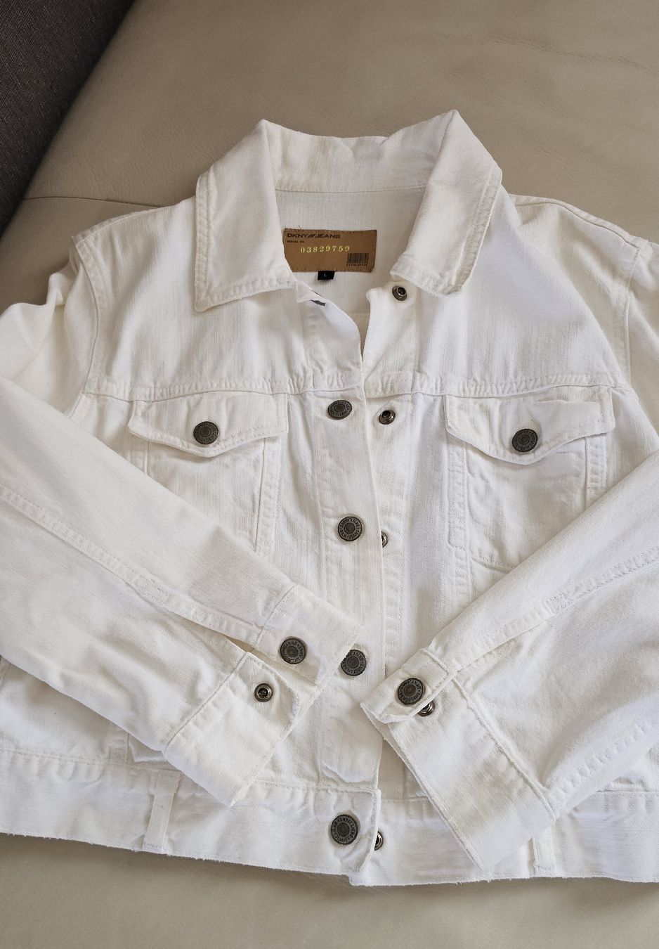 DKNY Giacche: DKNY weisse kurze Jeansjacke – Nuovo (secondo la descrizione) da Olten venduto da Magnum2001 2