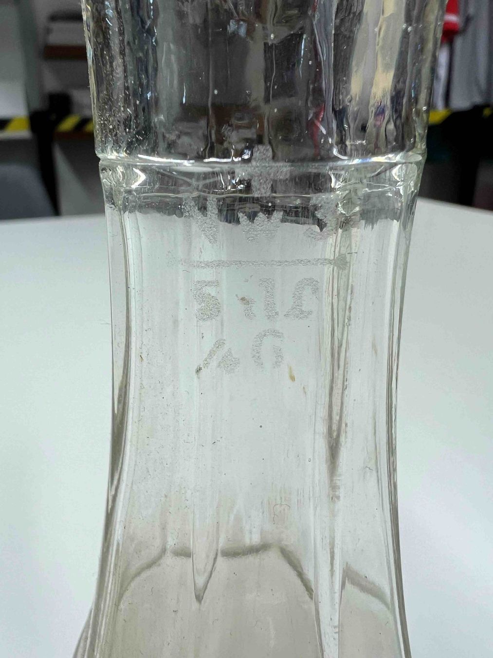 Karaffen: Alte Wasser-Karaffen (2 Stück) – Gebraucht aus Herisau von Waespi4 4