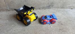 2 Spielzeug Autos