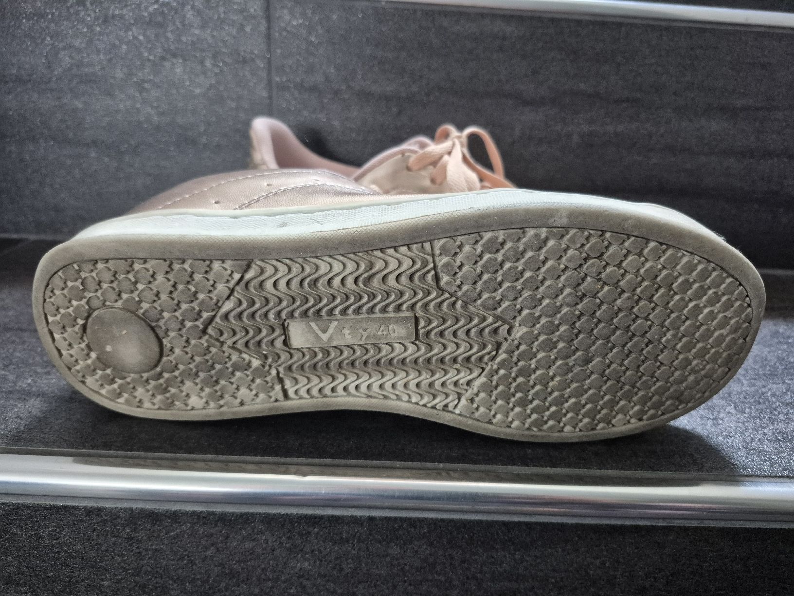Scarpe da donna: Schöne Damen- Turnschuhe Gr. 41 – Usato da Igis venduto da Tiggers1 2