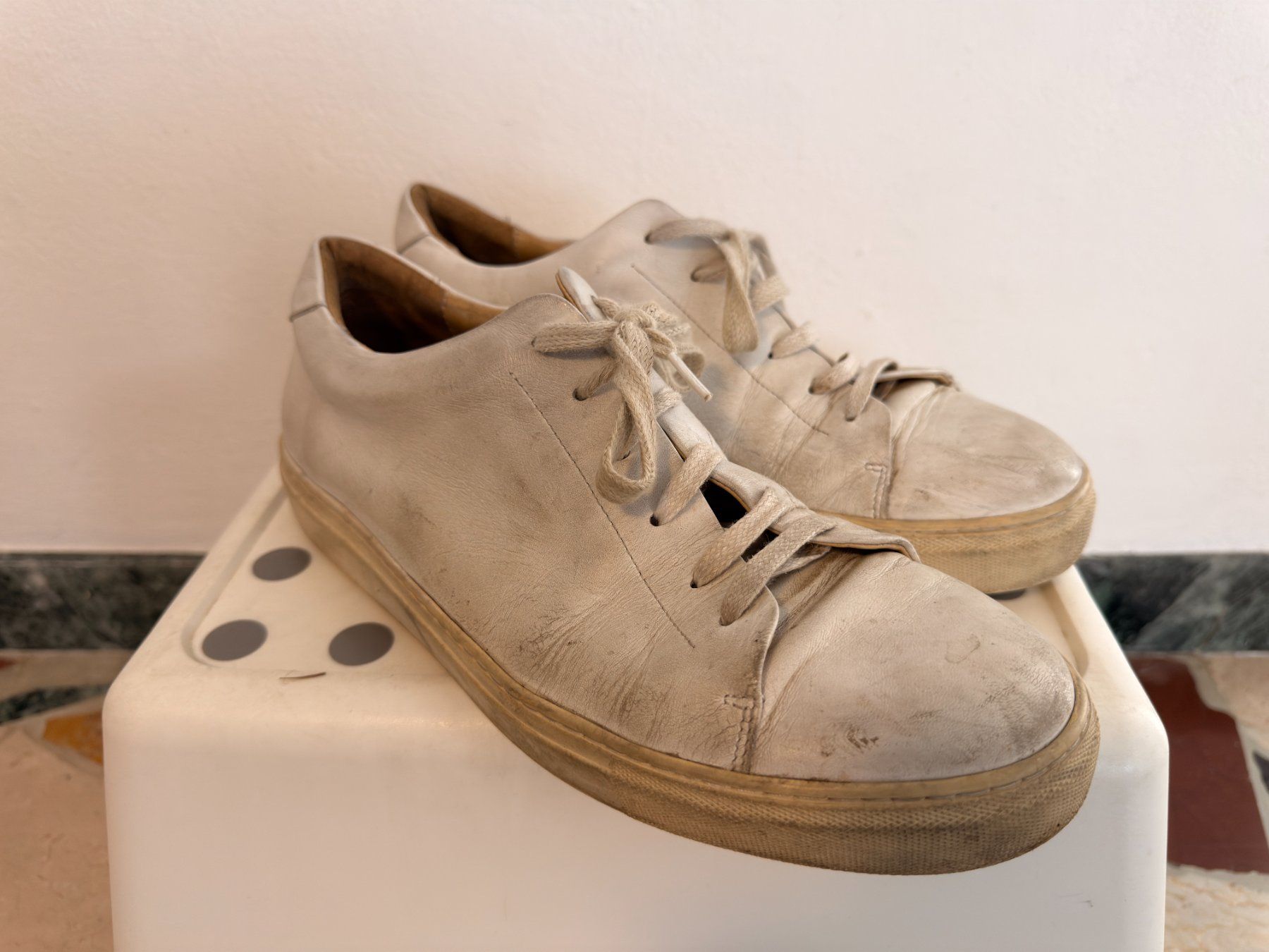 Herrenschuhe: Sneakers in pelle bianche,  n.45. – Gebraucht aus Sorengo von igorgrez 1