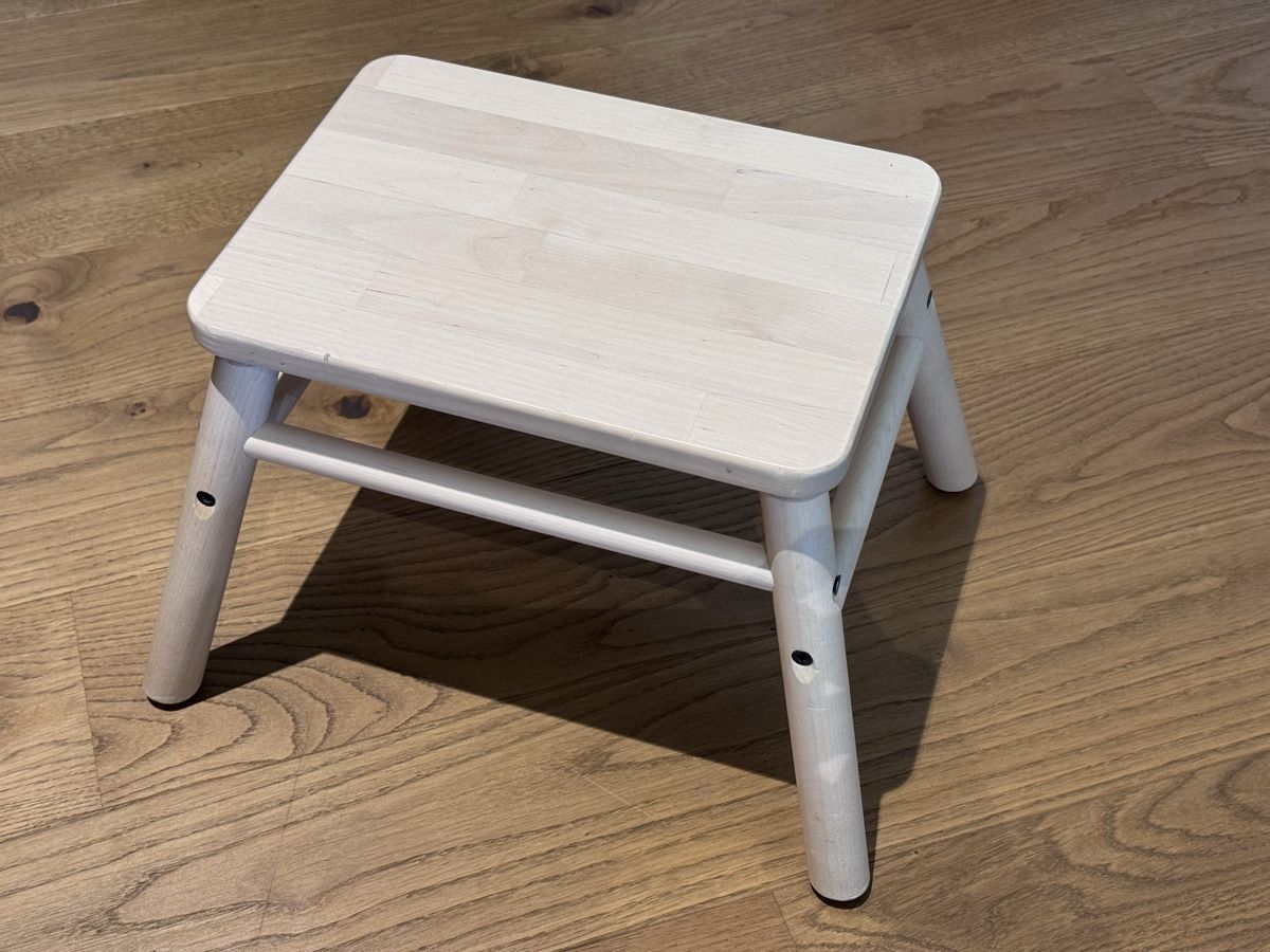 Sonstige Dekorationen & Accessoires: IKEA Kinder-Tritthocker Holz weiss 25 cm – Gebraucht aus Wolfhausen von Donatius777