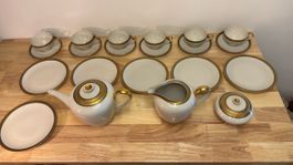 Edles Porzellan-Kaffeeservice mit Goldrand, 21-teilig