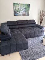 Modernes Sofa in Dunkelblau, sehr bequem und grosszügig!