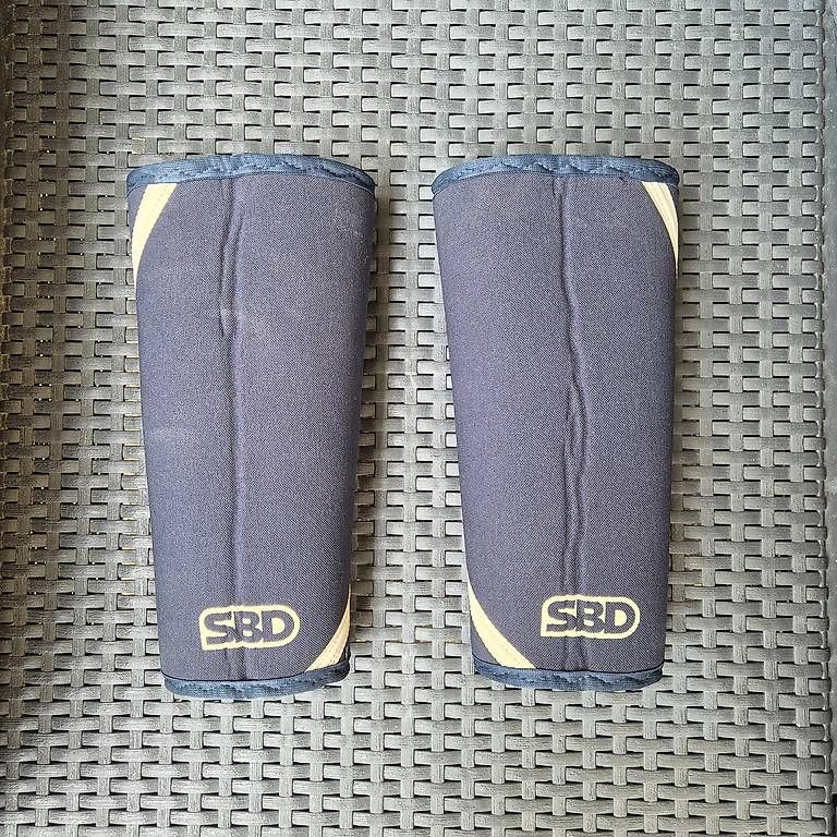 Protections: SBD, singlet + knee sleeves – D'occasion à Lutry par and_25nt 2