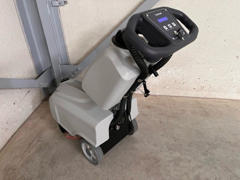 Toutes les machines: Nettoyeuse de sol Kremer KRM30 – Neuf avec emballage d'origine à la Tour-de-Trême par auto1303 3