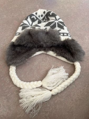 Warme Wintermütze mit Ohrenschutz, Strickmuster, neuwertig