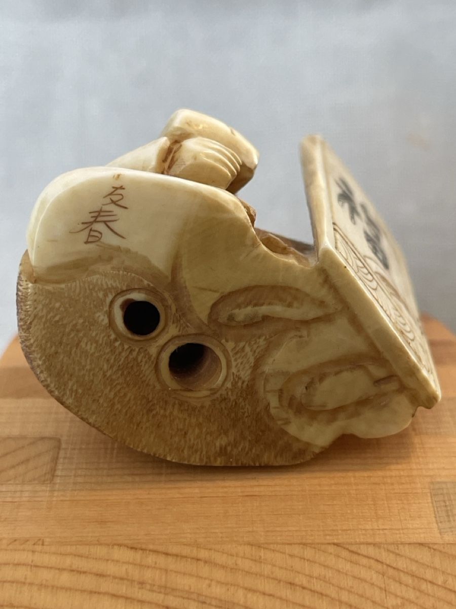Statuette: Netsuke, sitzender Mann mit Tafel, signiert – Usato da Embrach venduto da Gauvain1 5
