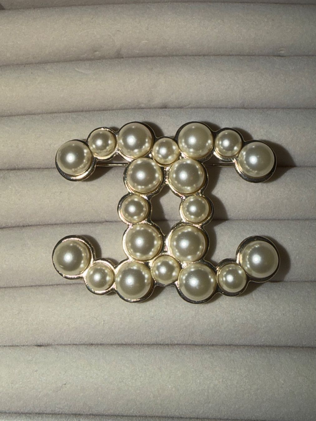 Chanel Spille & Fermagli: Chanel Brosche mit Perlen, Modeschmuck, Top Zustand! – Usato da Basel venduto da Blausara707 1