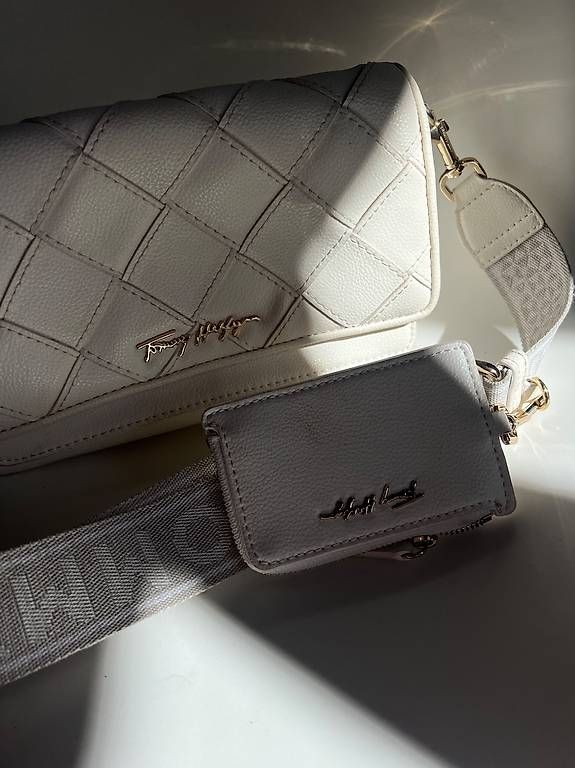Tommy Hilfiger Borse da donna: TOMMY HILFIGER BORSA A TRACOLLA – Usato da Mendrisio venduto da ele_fsn8