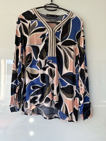 Chemisier neuf à motifs fleuris, idéal pour la mi-saison!