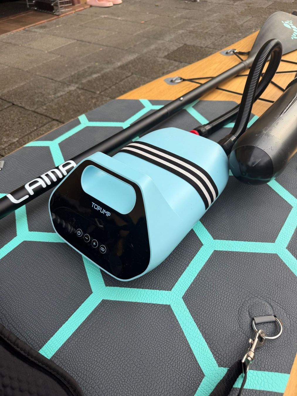 Mint Lama Tavole da surf e di nuoto: Stand Up Paddle mit E-Finne, E-Pumpe, 2 Paddles, Tasche etc. – Usato da Biel/Bienne venduto da Swami2 5