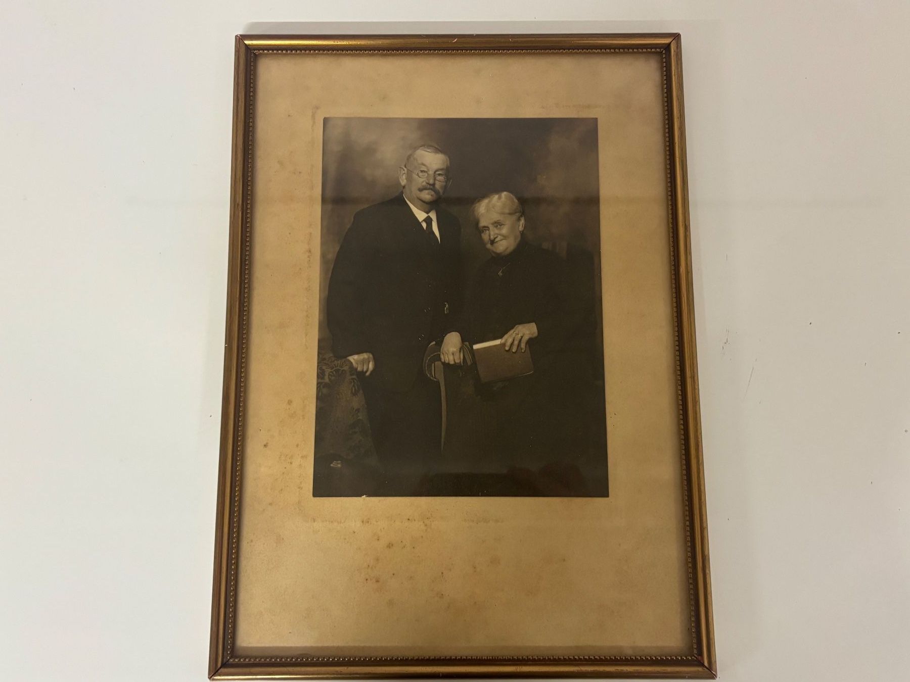 Poster & Bilder: Gerahmtes Paar Porträtfoto – Gebraucht aus Wettingen von Wendemarket