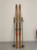 Ski (Nr. 15), Holzski von ca. 1960 mit Stöcken