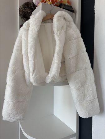 Plüschjacke weiss mit Kapuze