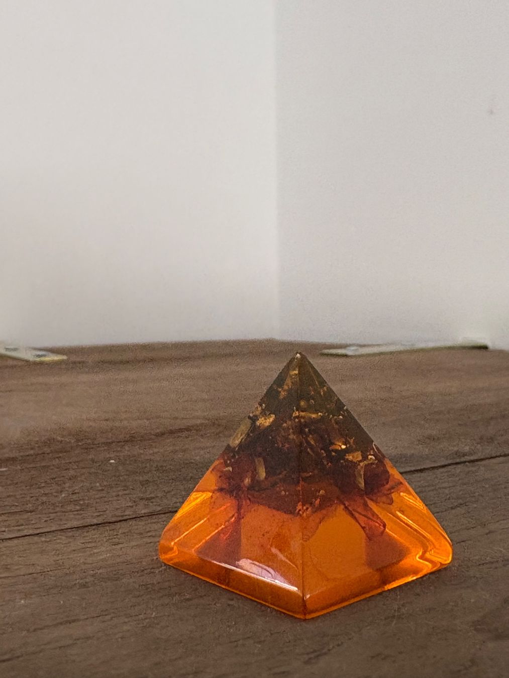 Minerali & Pietre curative: Pyramide d'orgonite avec ambre naturel – Usato da Lausanne venduto da opi_92cn 2