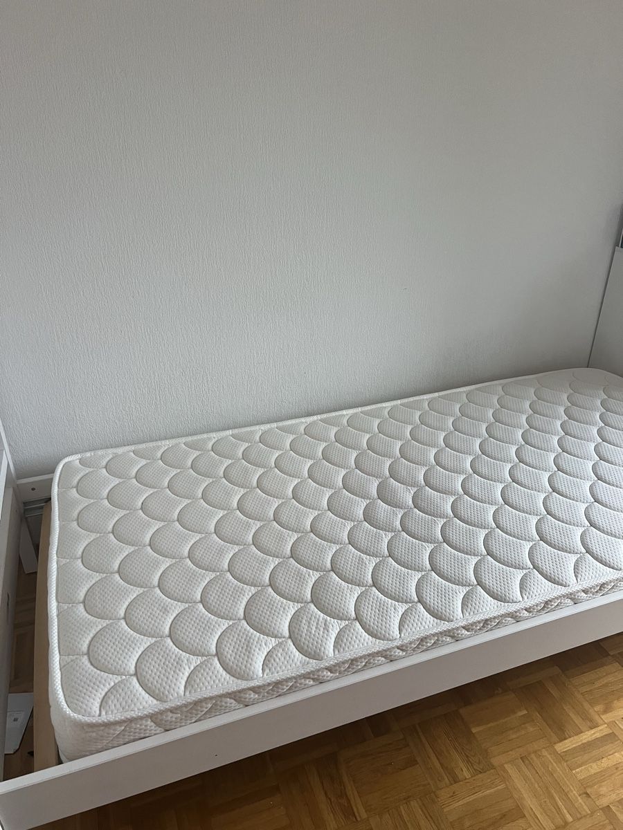 Betten: Lit avec matelas – Gebraucht aus Ecublens VD von milenaarnold 1