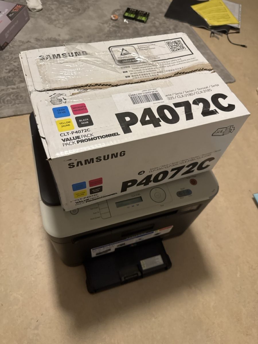 Samsung Stampanti: Samsung Farblaserdrucker + Toner – Usato da Bäretswil venduto da vla_t5t2