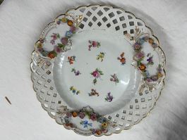 Teller mit Porzellanblumen nach 1972