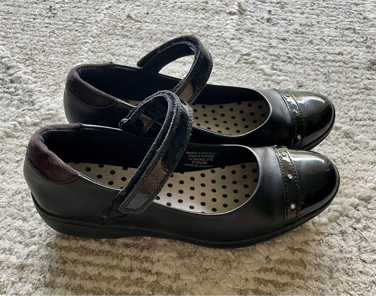 Schuhe für Mädchen: M&S ballerines a talons UK 3 – Gebraucht aus Gilly von otiik