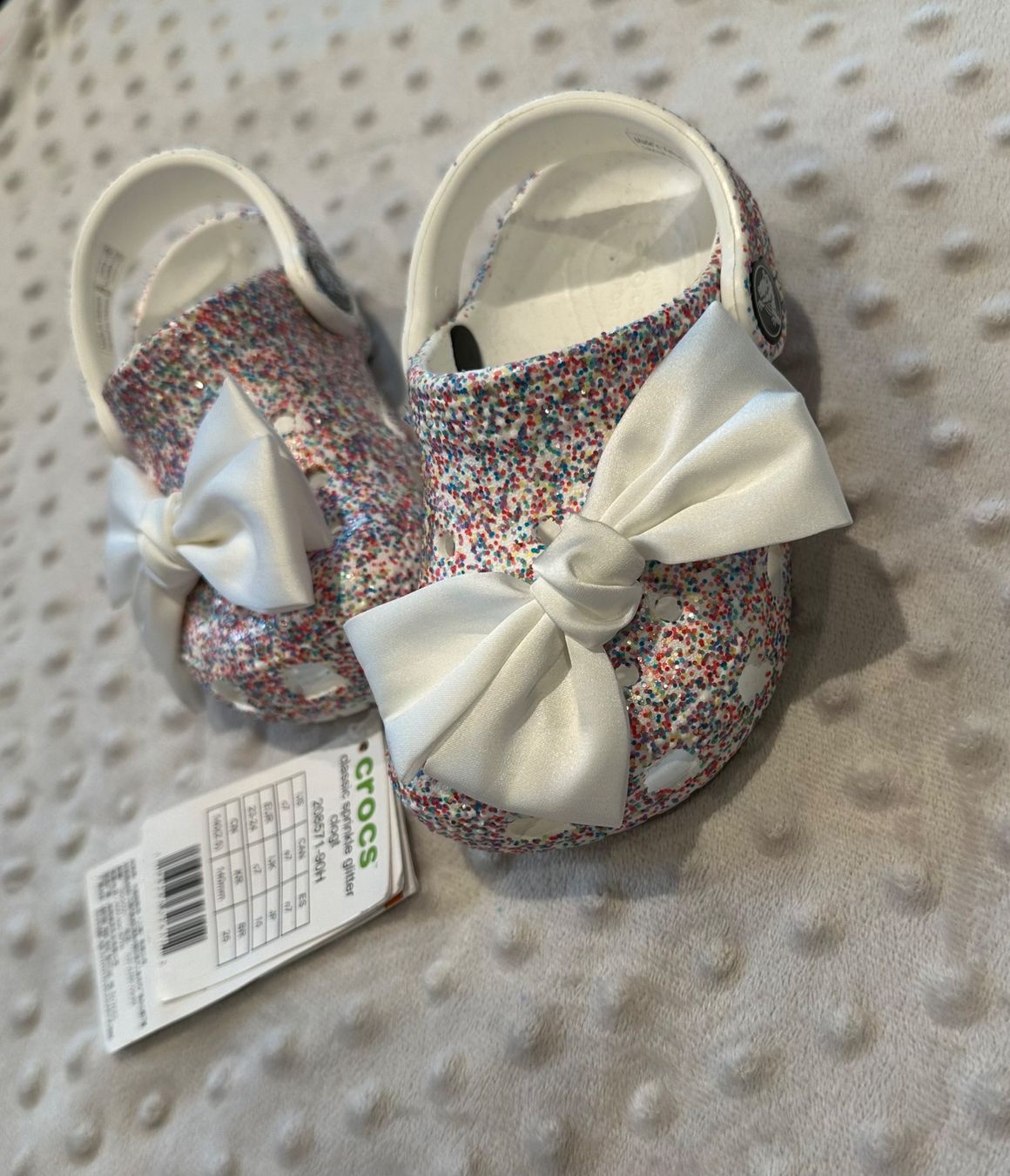 Crocs Scarpe per ragazze: Crocs Clog mit Masche&Glitzer Gr. 23-24 – Nuovo e nell'imballaggio originale da Wiesendangen venduto da MelBo 2