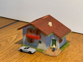 ZZ055: Typisches Haus in einem Bergdorf, mit Auto (Spur N)