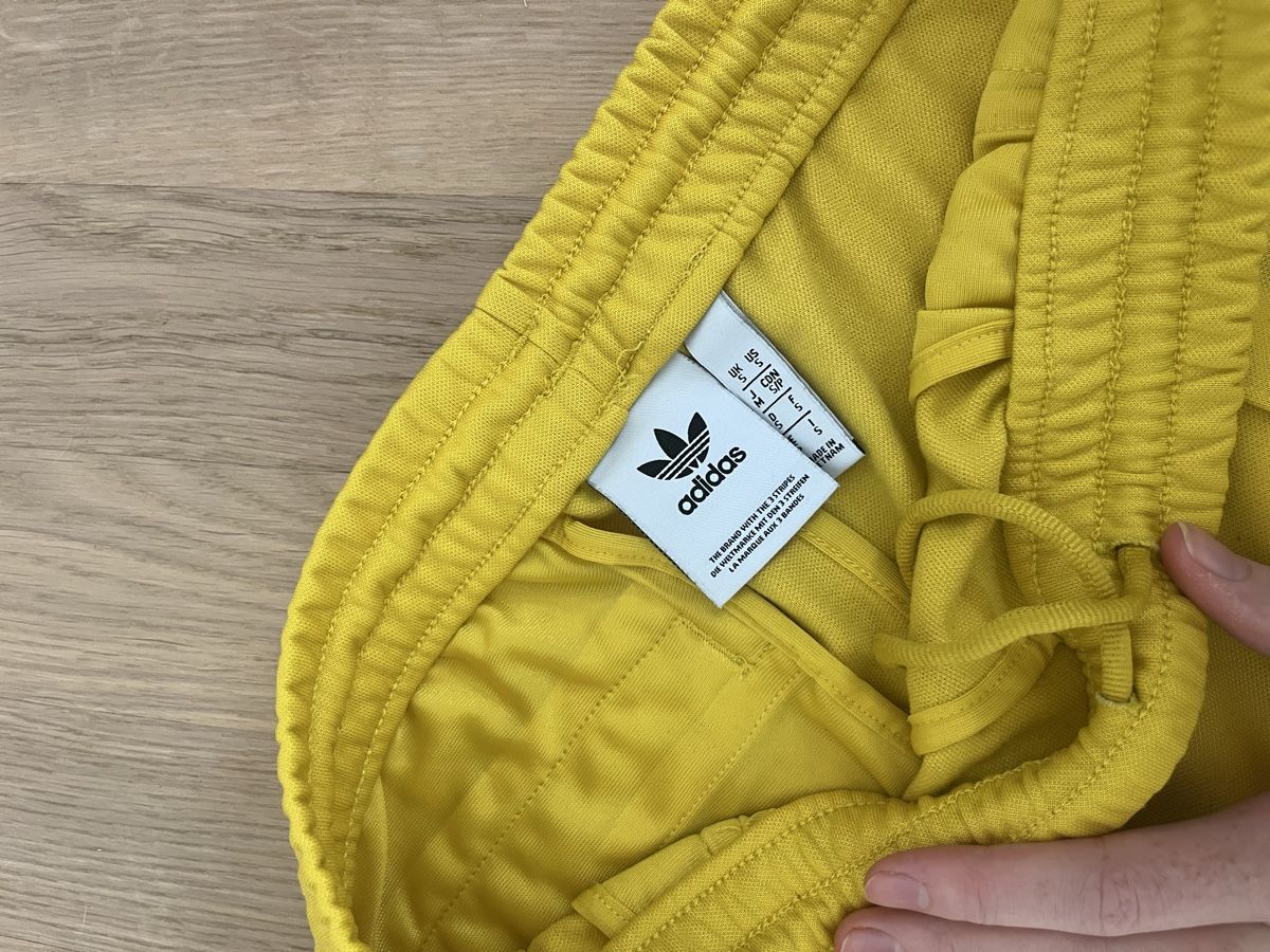 Adidas Pantaloni: Adidas Trainingshose Gelb – Usato da Meilen venduto da jes_c25c 1