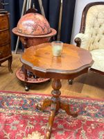 Eleganter Beistelltisch / Salontisch aus Massivholz