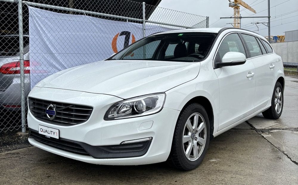 Volvo V60 2.4 D4 Momentum / Frisch MFK