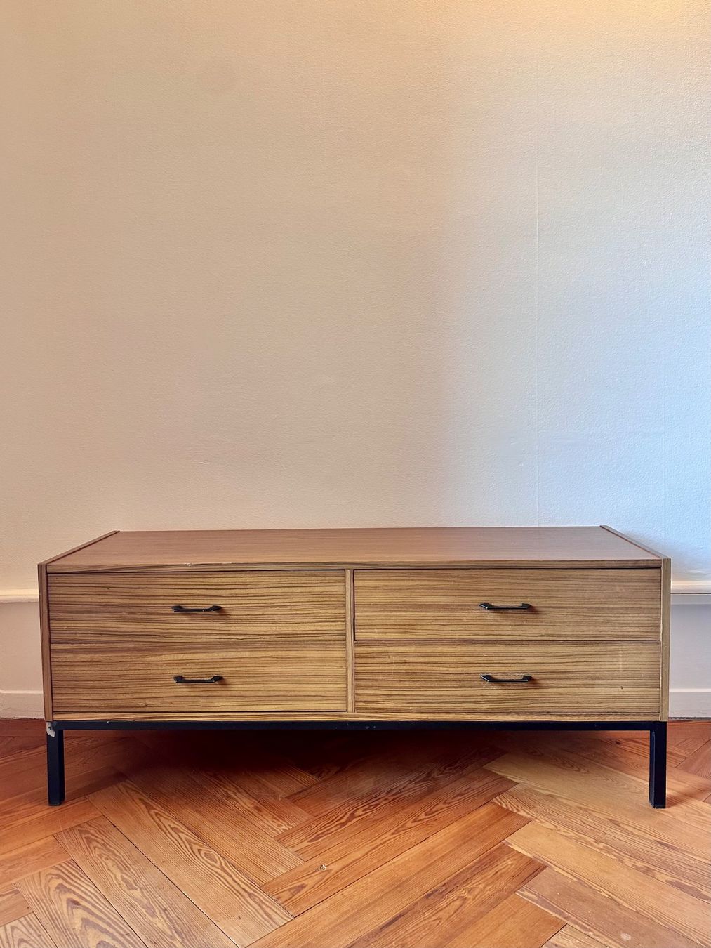 Cassettiere: Commode basse vintage 4 tiroirs – Usato da Lausanne venduto da jul_v9ht 1