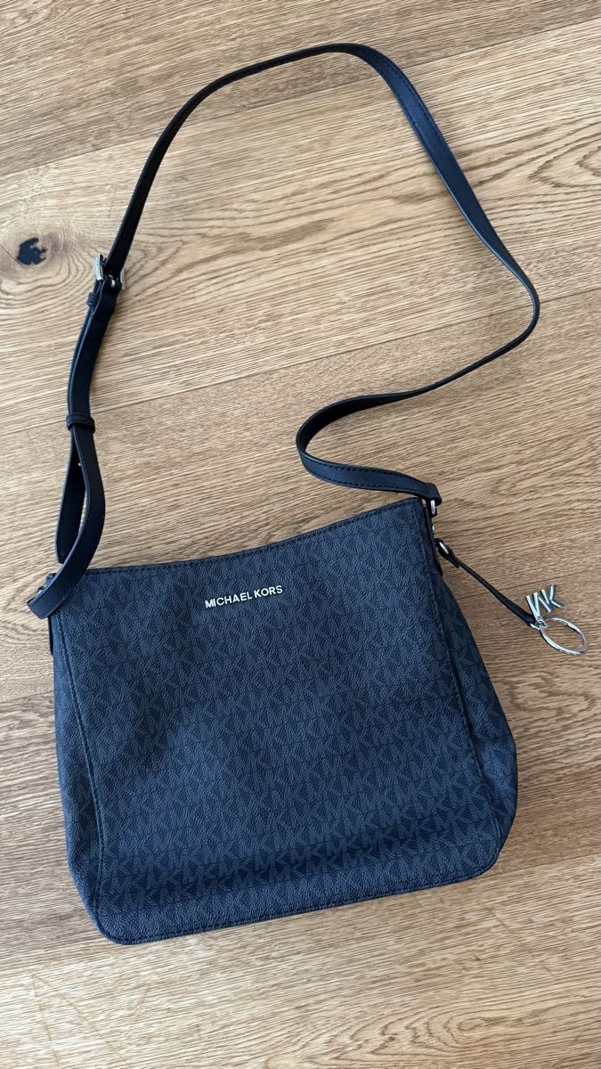 Michael Kors Zaini: Michael Kors Shoulder Bag Monogram Black  – Usato da Boswil venduto da hey.itsme