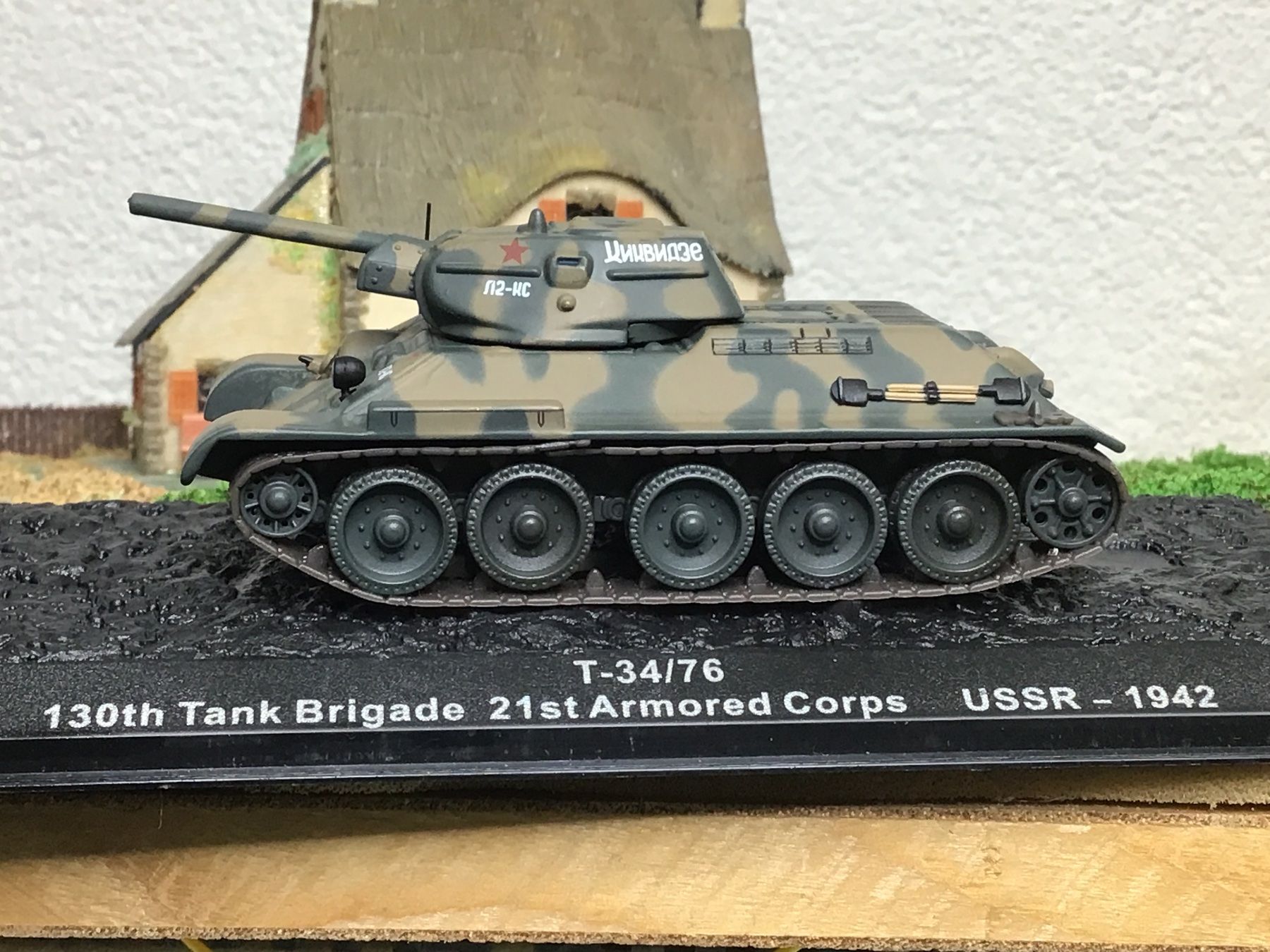 Kit di modellismo & Modellini statici: 1:72 Modellpanzer T-34/76 mit Vitrine – Nuovo (secondo la descrizione) da Männedorf venduto da Spezial-Modelle