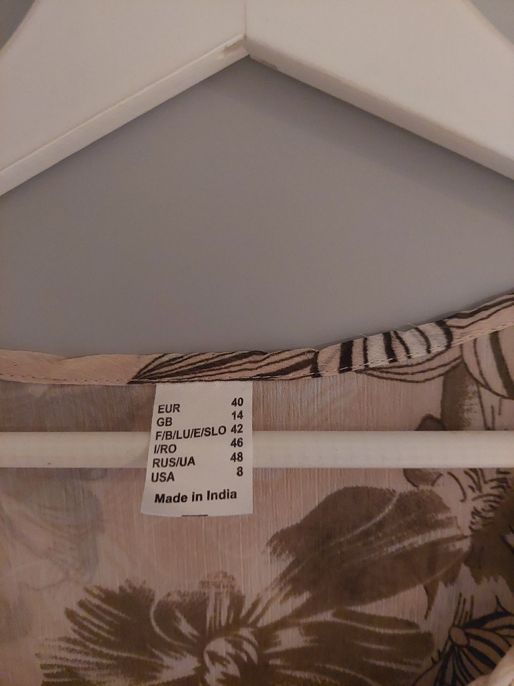 Blusen: Damen Bluse beige mit Blumenmuster Grösse 40  – Gebraucht aus Sissach von zwwerg 1
