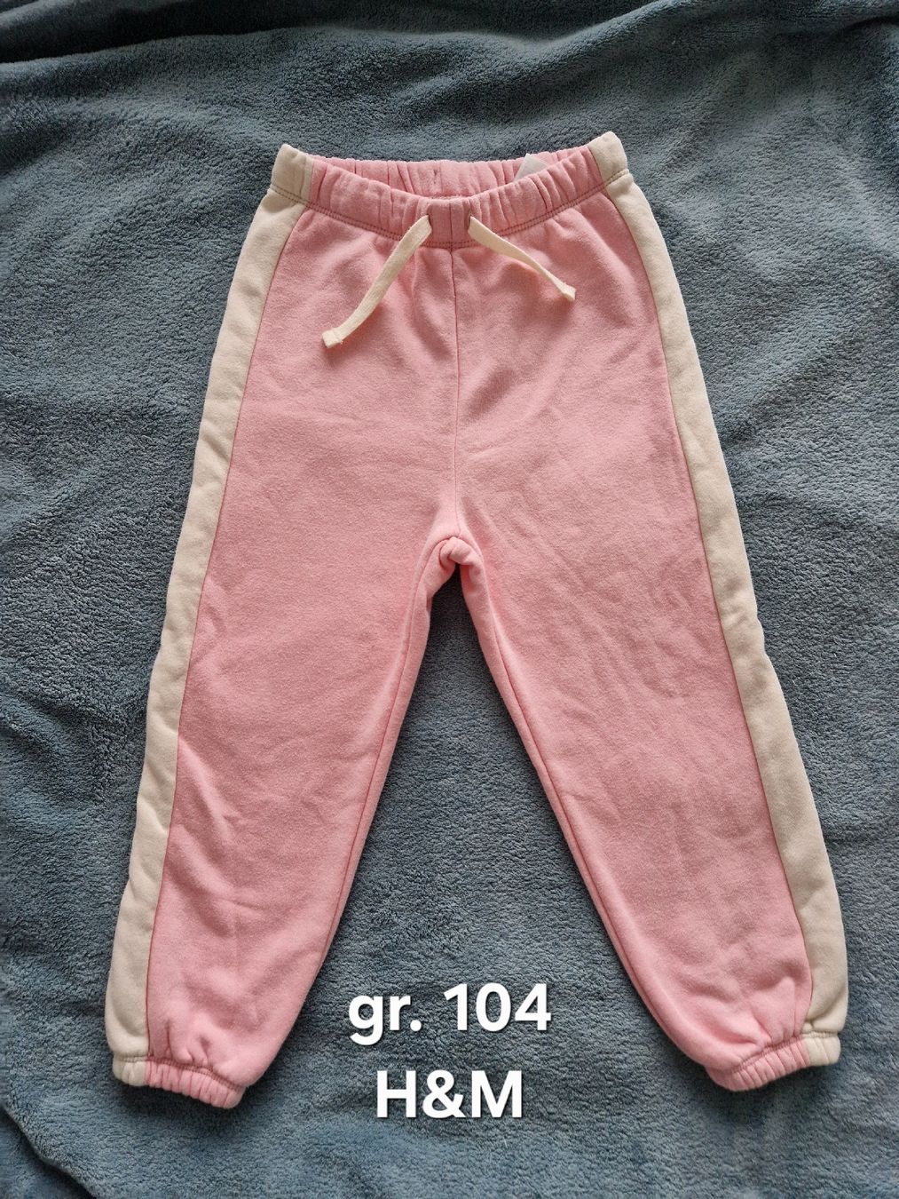 H&M Pantalons: Trainer Hosen grösse 104 – D'occasion à Heimberg par Eleanor20