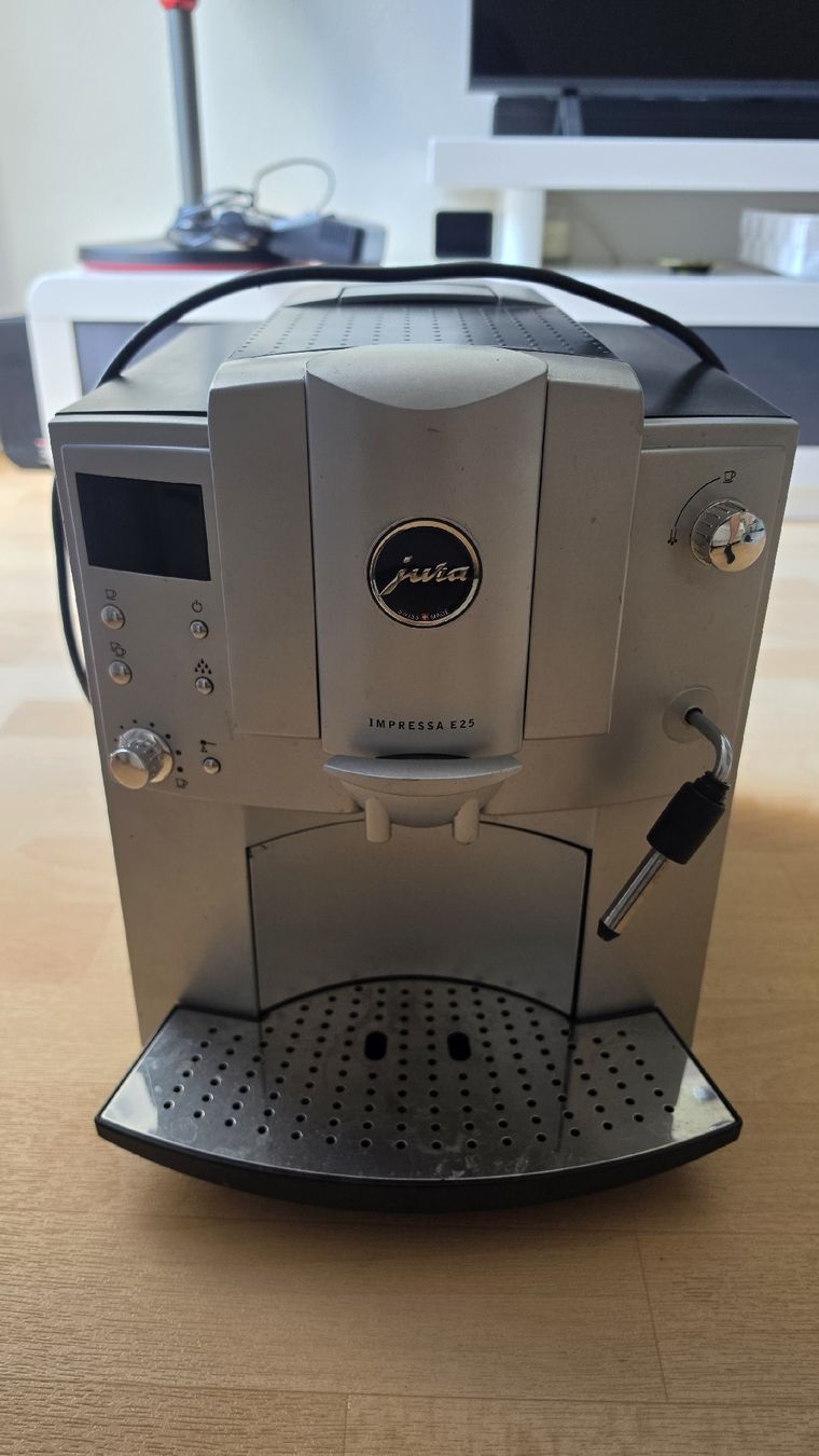 Jura Macchine per caffè & Macchine per espresso: Jura impressa E25  – Usato da Spreitenbach venduto da dej_cqg7