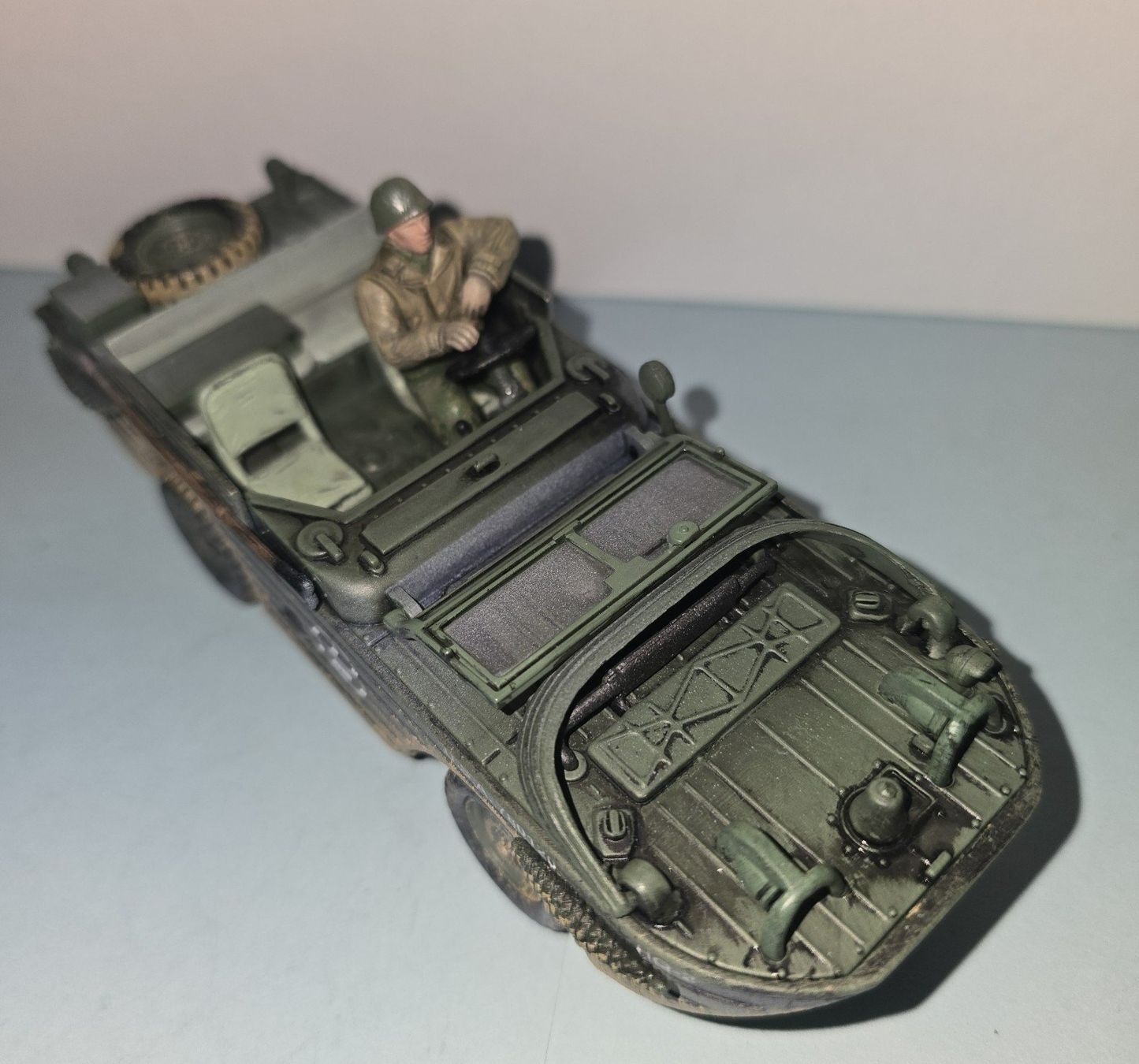Volkswagen Modellini d'auto: Amphicar Modelauto mit Soldat,  im Tarnmuster, ca. 1:43 – Usato da Hornussen venduto da Corvette- 5